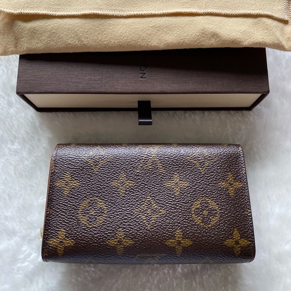 Authentic Louis Vuitton Medium compact wallet - Picture 2 of 12